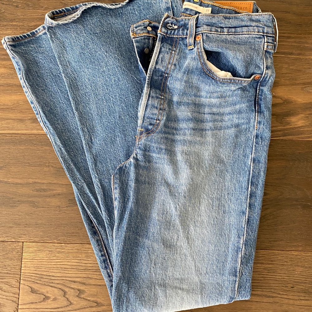 Levi’s Ribcage Flare Sz 27 EUC. Button fly.